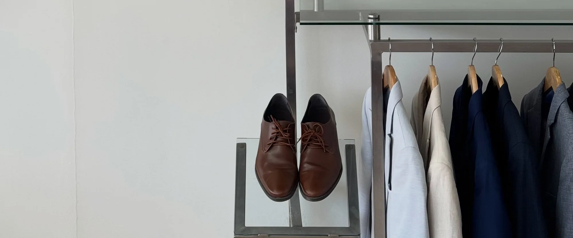 Interior de una sucursal Filli's con zapatos de vestir y percheros de sacos y camisas