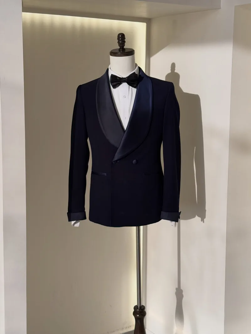 Smoking azul marino con solapa de satín en maniquí